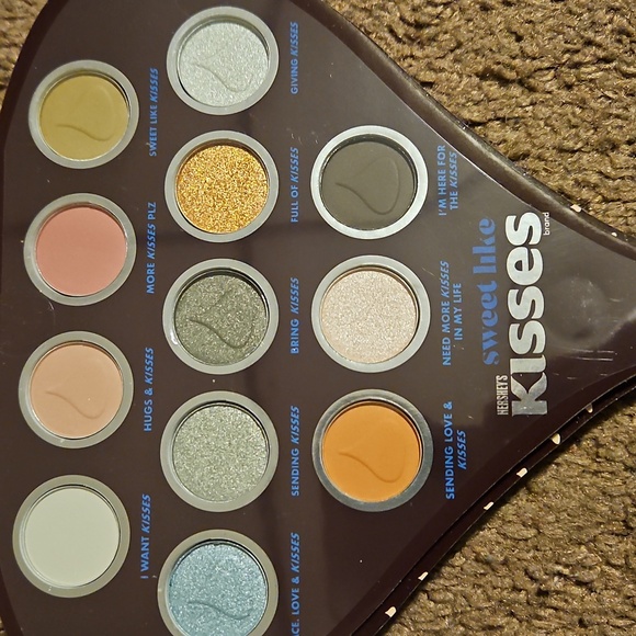 Hershey's Kisses Eyeshadow Palette and Beauty Sponges Set - Picture 2 of 4